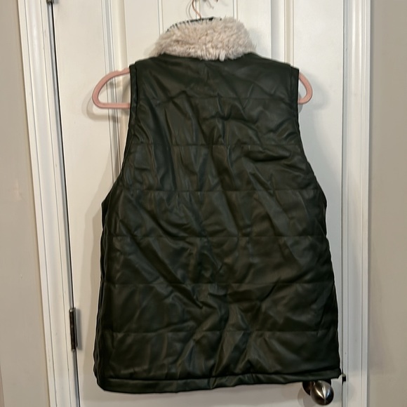 Tuckernuck Reversible Green Faux Leather and Sherpa Vest Size Medium - Picture 12 of 14